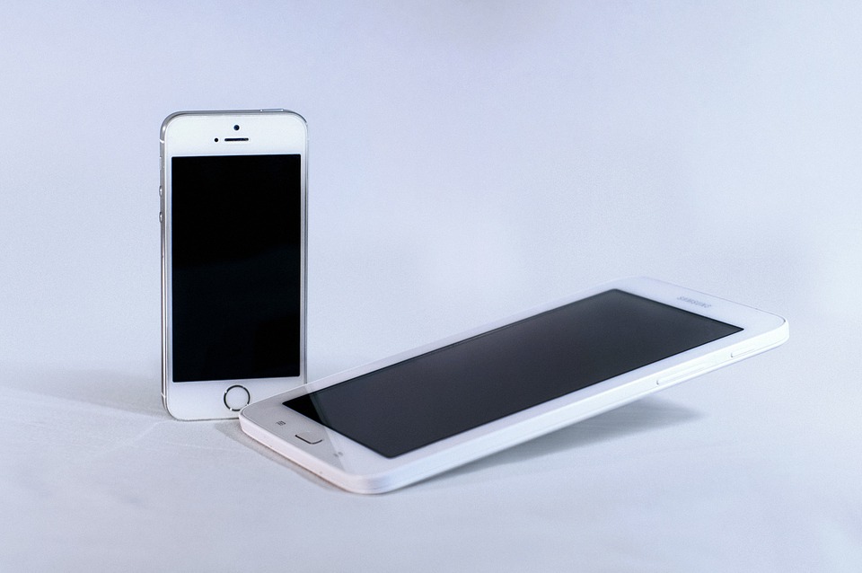 bílé mobilní telefony