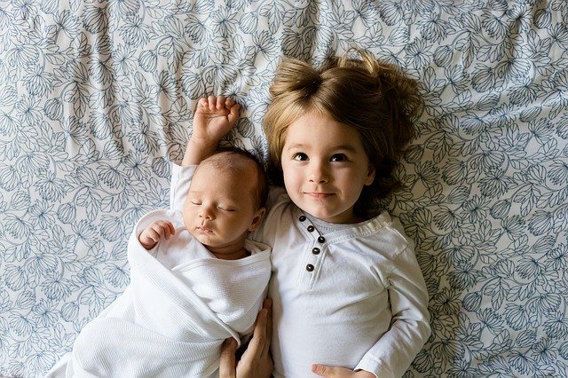 sourozenci v posteli